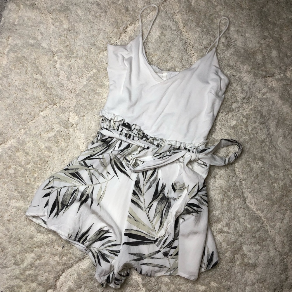 Sage Leaf Pattern Romper - image 4